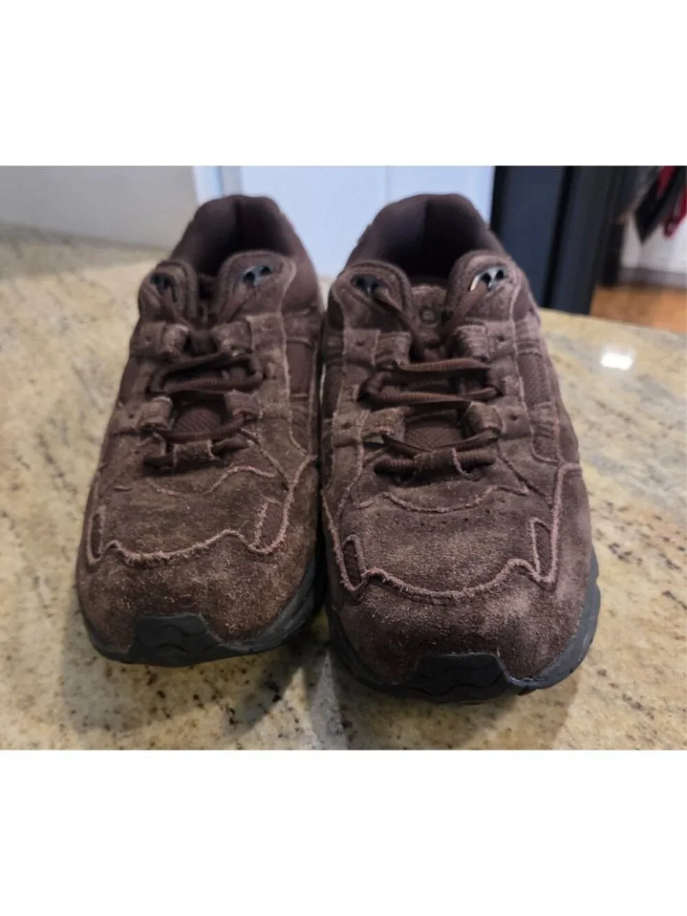 Vionic Walker Shoes Womens Size 8.5  Brown Suede Sneakers